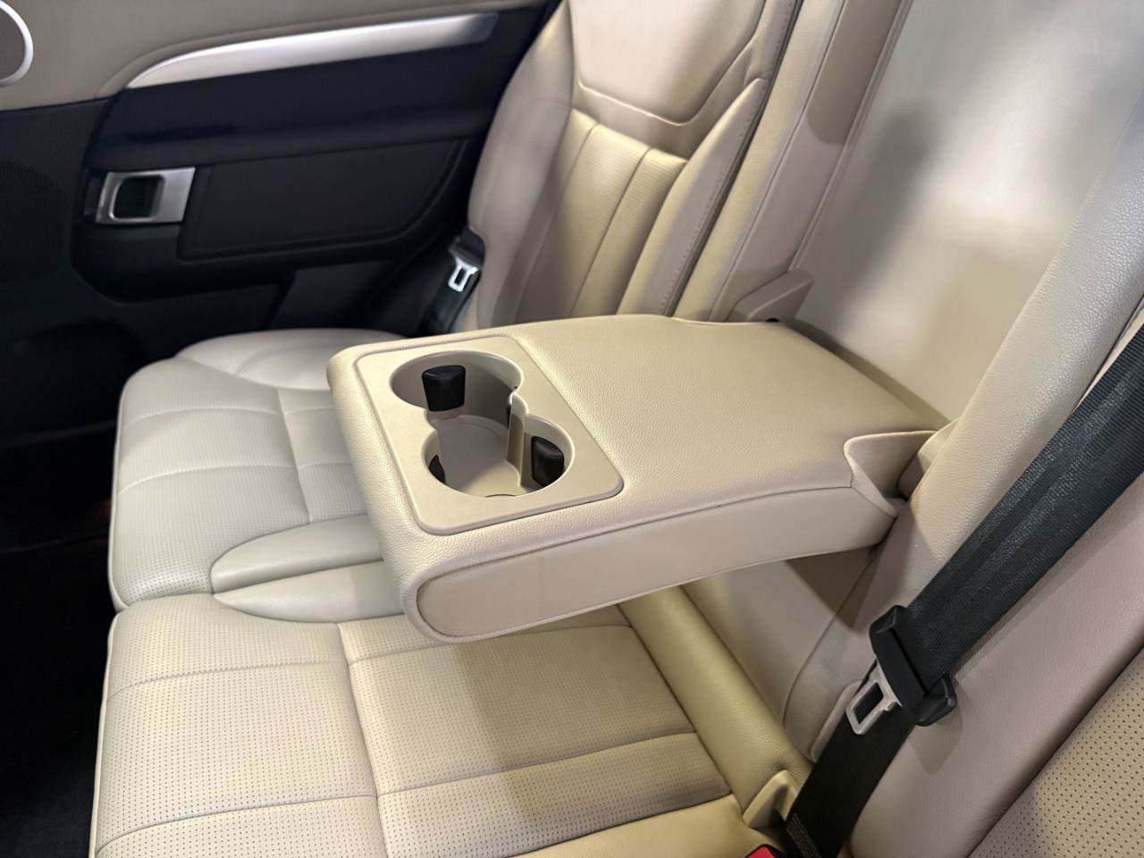 Used 2020 Land Rover Discovery Landmark AWD/4WD image 18