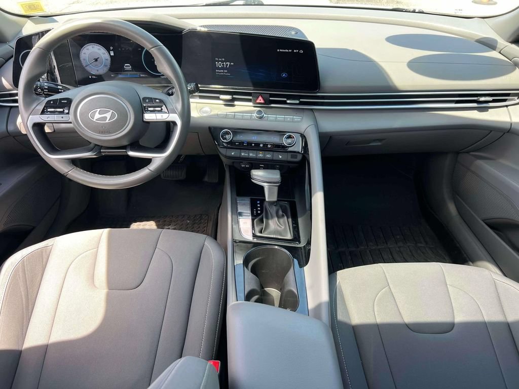 Certified 2025 Hyundai Elantra SEL FWD image 12