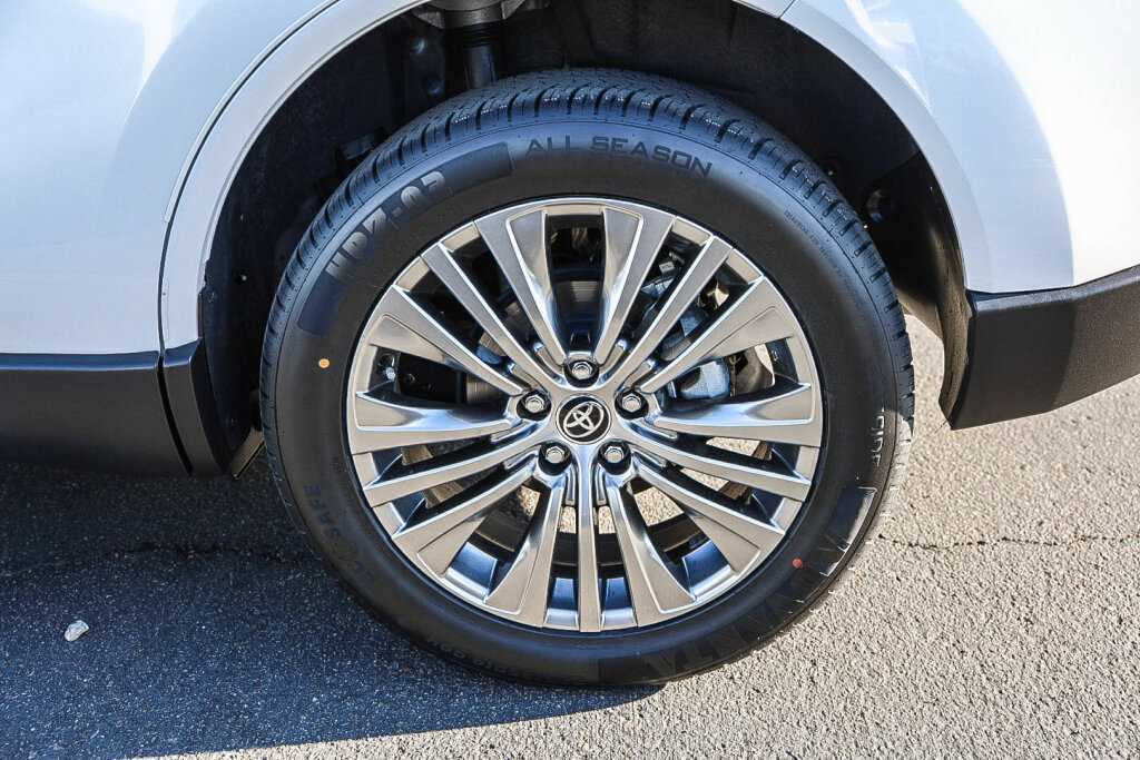 Certified 2023 Toyota Venza XLE AWD/4WD image 29