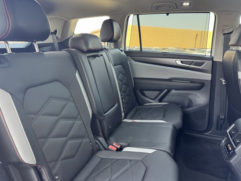 Used 2024 Volkswagen Atlas Peak Edition SE AWD/4WD image 37
