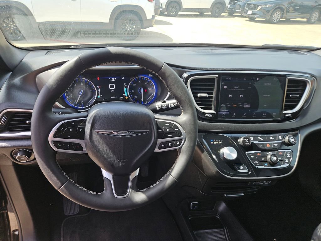 Used 2025 Chrysler Pacifica Select image 17