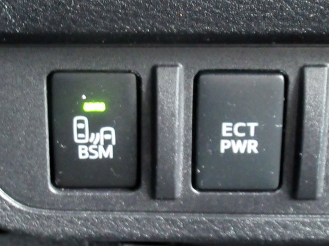 Used 2020 Toyota Tacoma Limited image 31