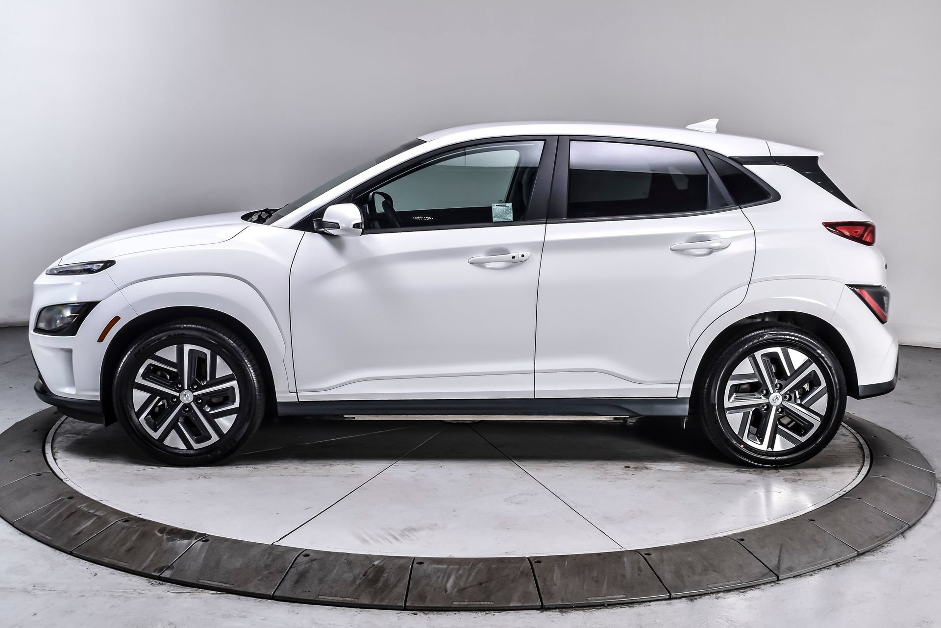 Used 2023 Hyundai Kona SE w/ Cargo Package FWD image 3