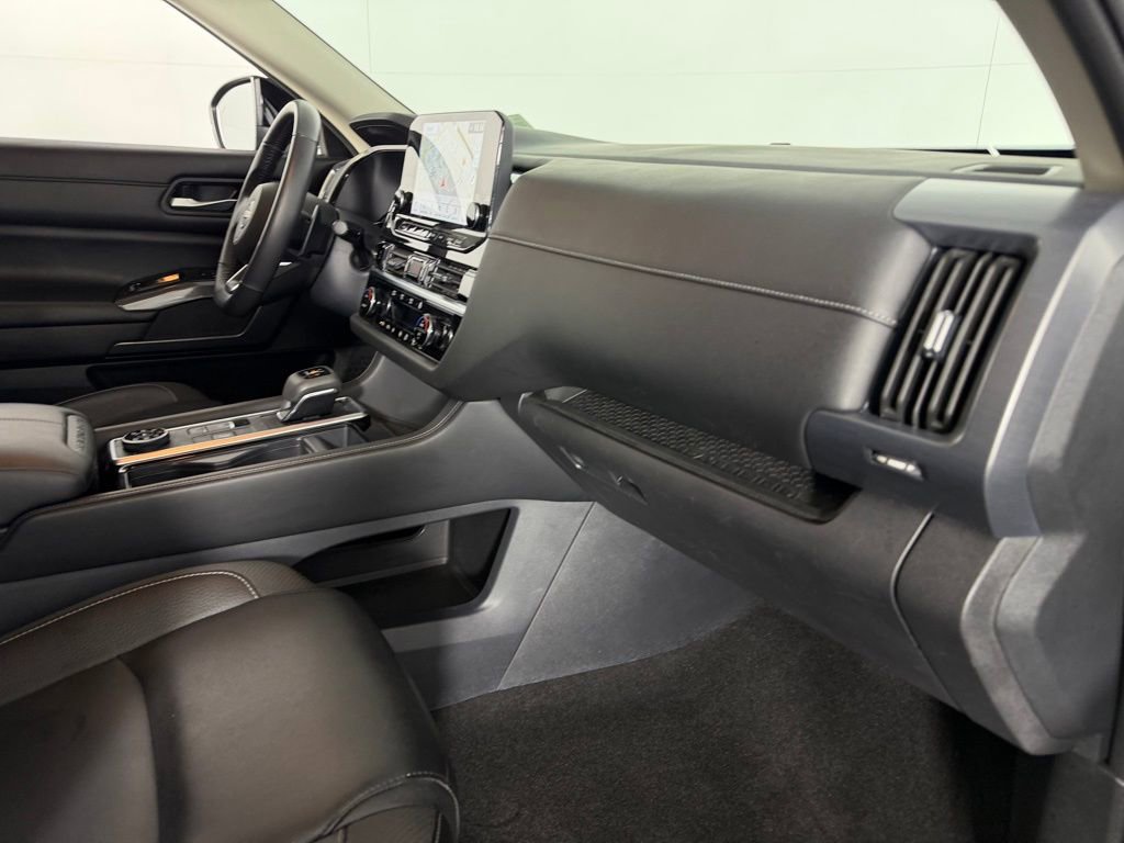 Used 2025 Nissan Pathfinder SL image 31