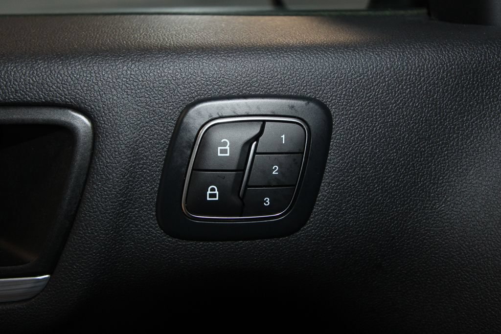 Used 2025 Ford Escape SE w/ PHEV Premium Package FWD image 9
