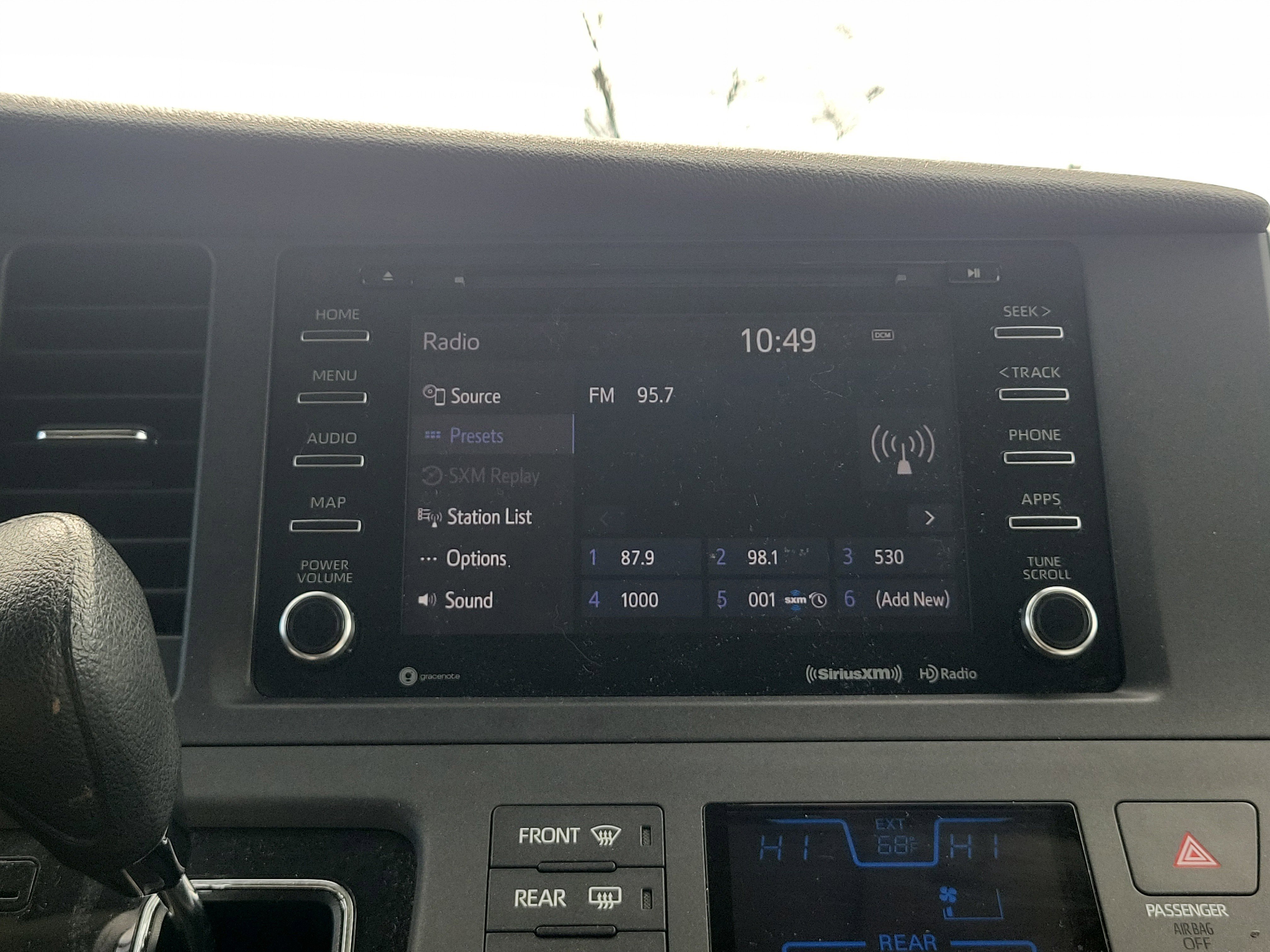 Used 2019 Toyota Sienna LE w/ Carpet Mat Package image 29