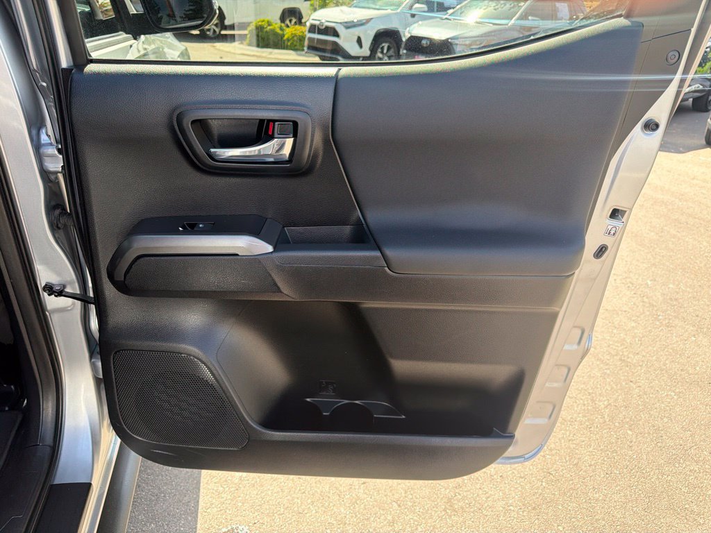 Used 2018 Toyota Tacoma TRD Off-Road w/ Technology Package AWD/4WD image 12