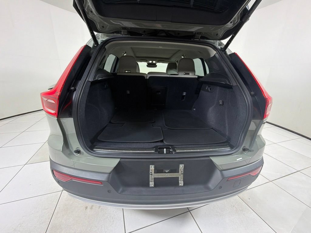 Used 2024 Volvo XC40 B5 Plus AWD/4WD image 26