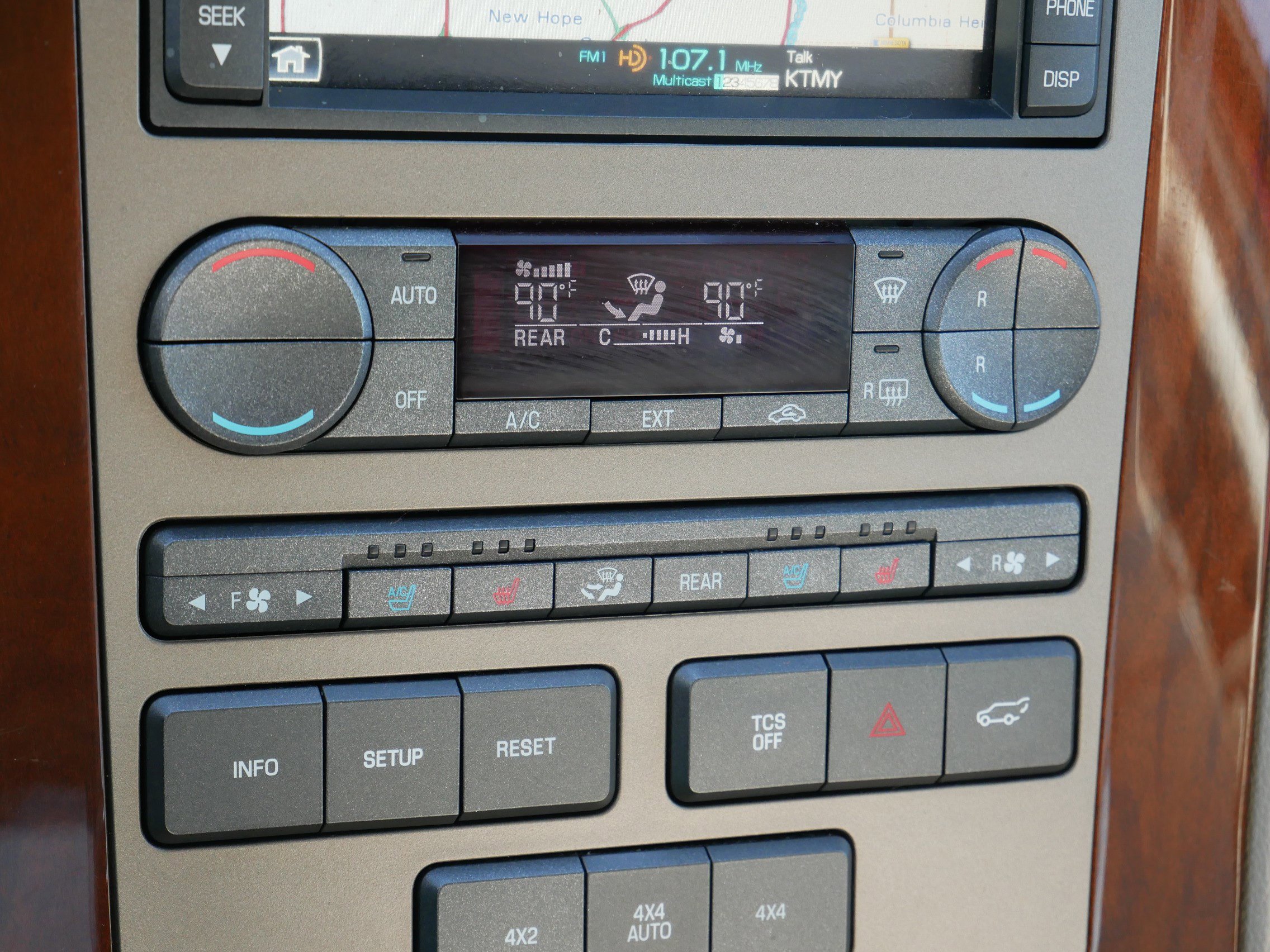 Used 2014 Lincoln Navigator 4WD image 24