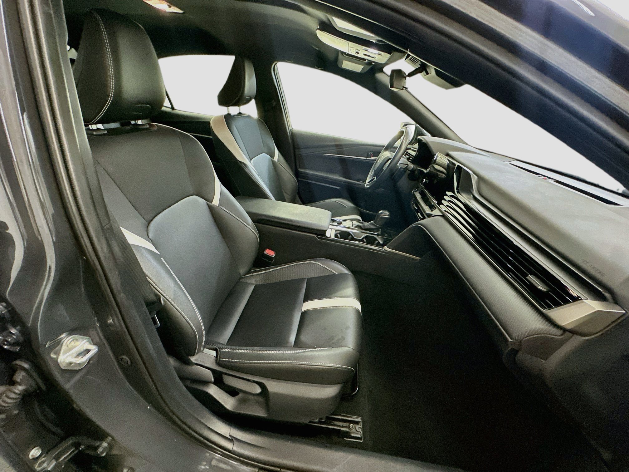 Used 2025 Toyota Camry SE FWD image 31