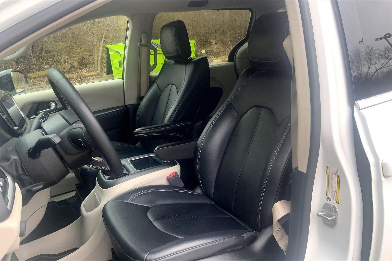 Used 2024 Chrysler Pacifica Touring-L image 22