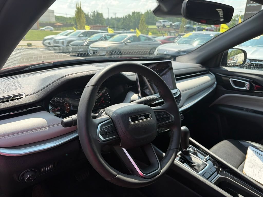 Used 2025 Jeep Compass Limited AWD/4WD image 19