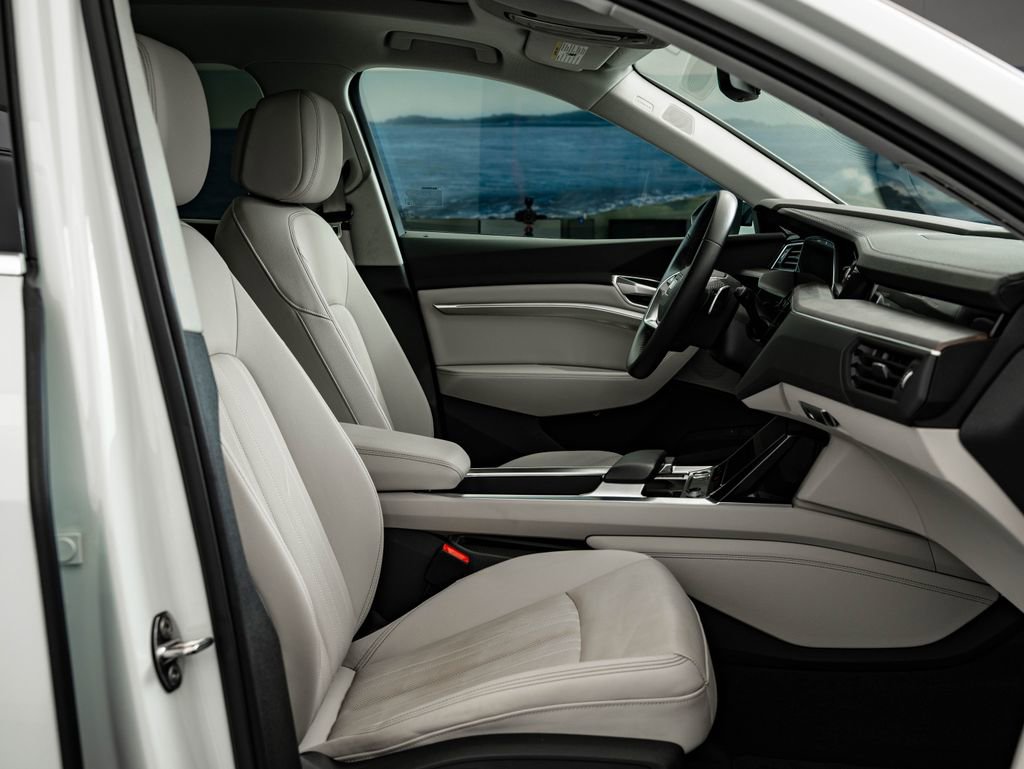 Used 2022 Audi e-tron Premium Plus w/ Premium Plus Package image 25