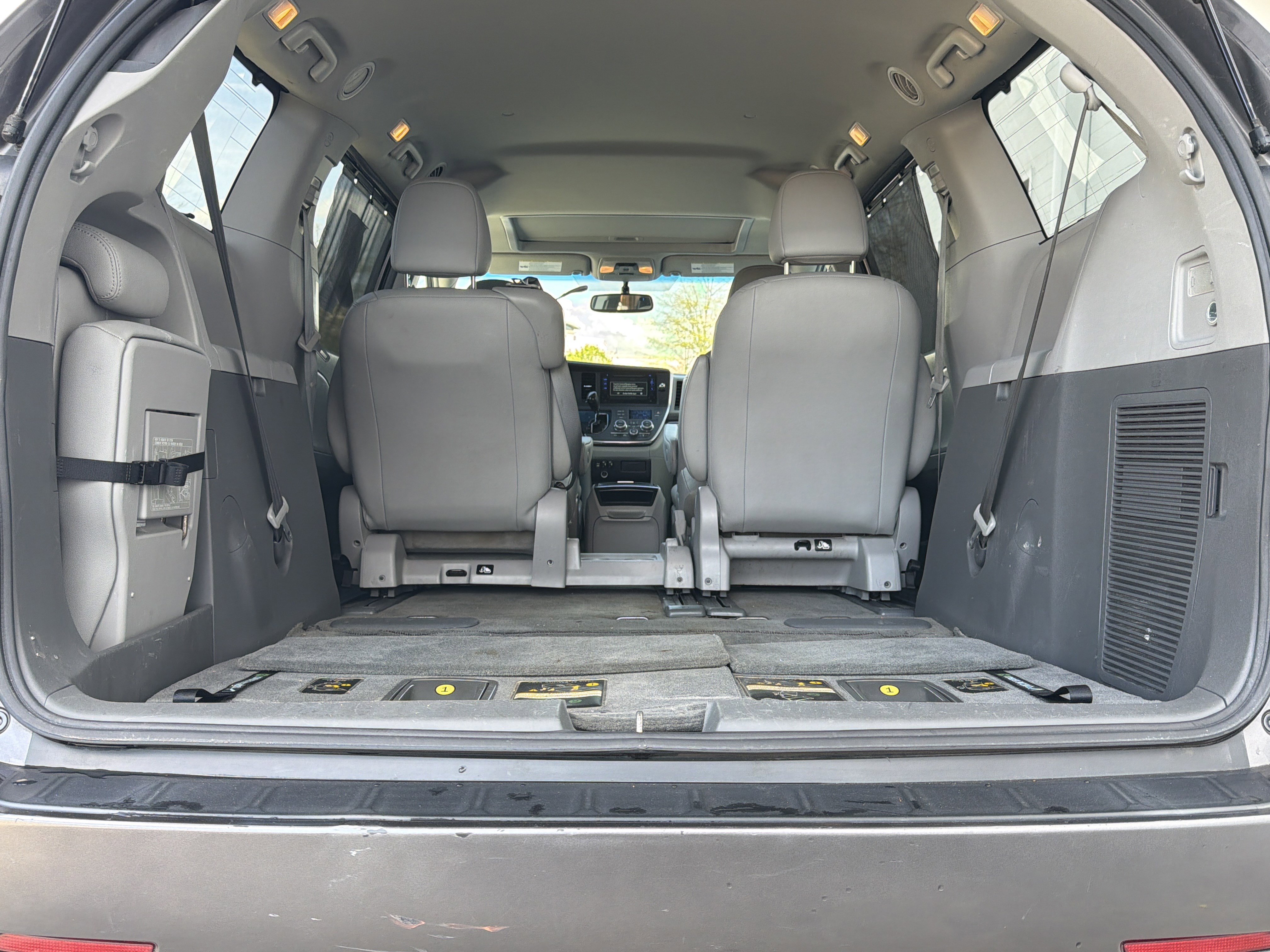 Used 2017 Toyota Sienna XLE image 30