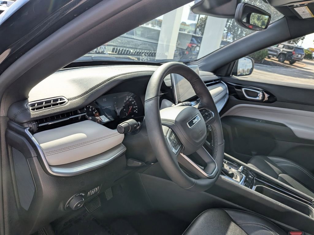 Used 2025 Jeep Compass Limited image 16