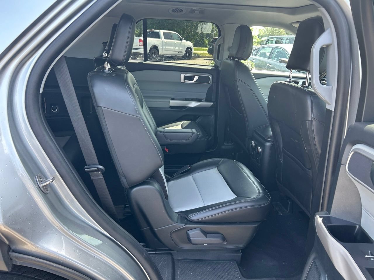 Used 2024 Ford Explorer XLT w/ XLT Sport Appearance Package AWD/4WD image 14