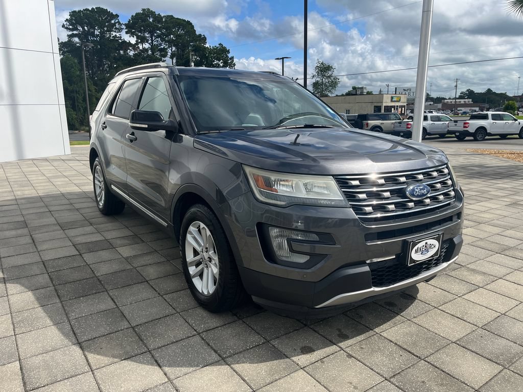 Used 2017 Ford Explorer XLT w/ Equipment Group 202A FWD image 8