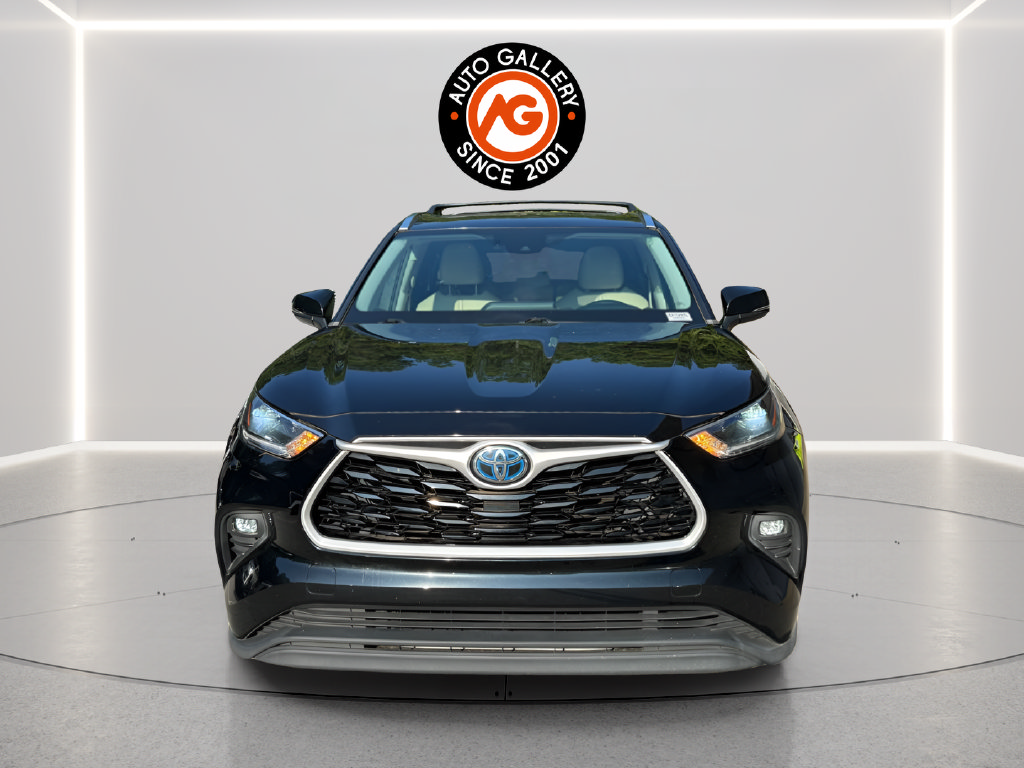 Used 2021 Toyota Highlander XLE AWD/4WD image 3