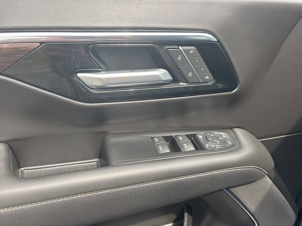 Used 2025 Chevrolet Suburban Premier RWD image 14