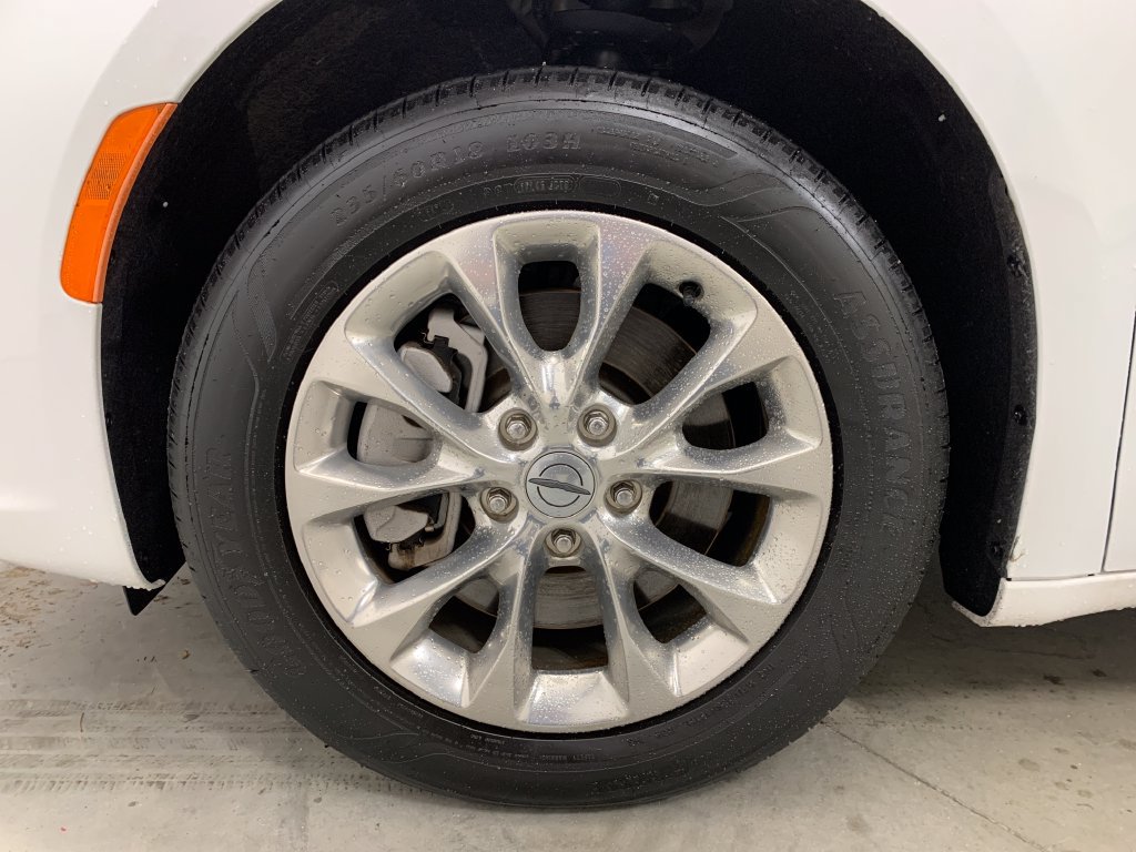 Used 2022 Chrysler Pacifica Touring-L AWD/4WD image 2