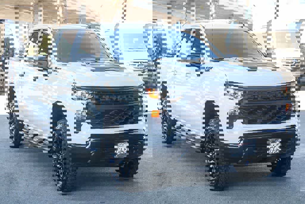 Used 2025 Chevrolet Silverado 1500 Custom Trail Boss w/ Dark Appearance Package image 3