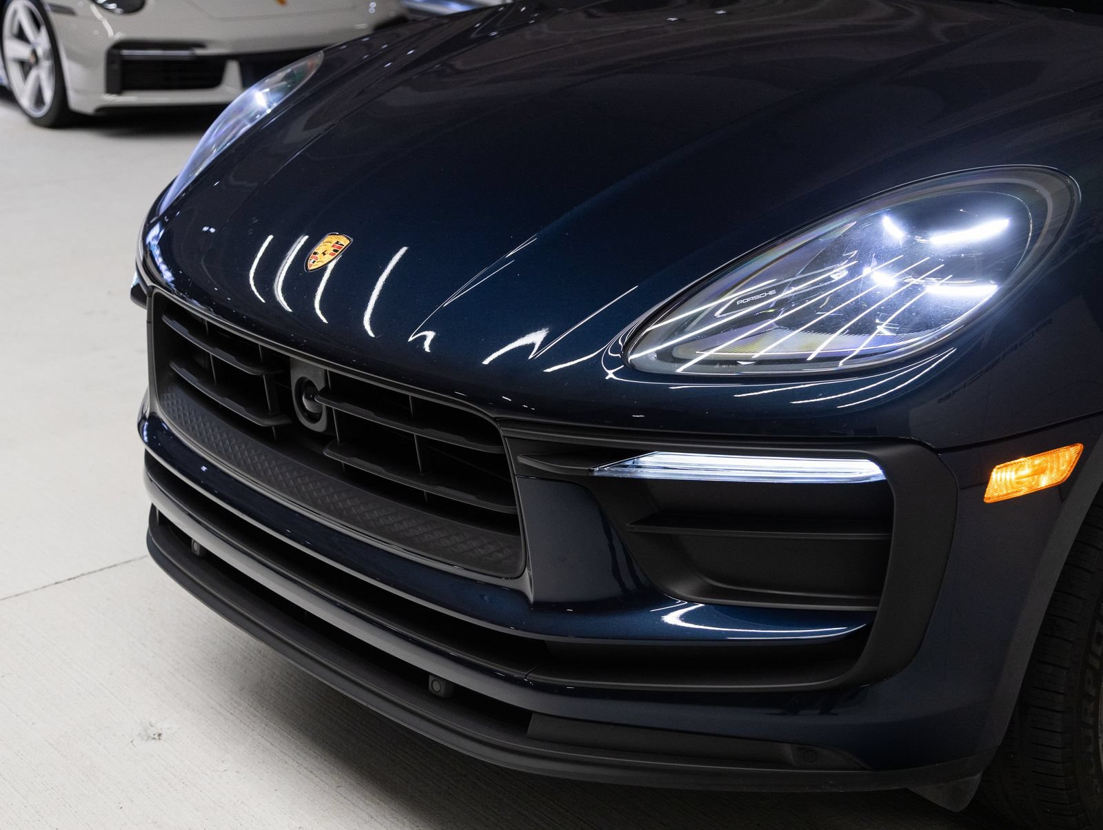 Certified 2023 Porsche Macan AWD/4WD image 32