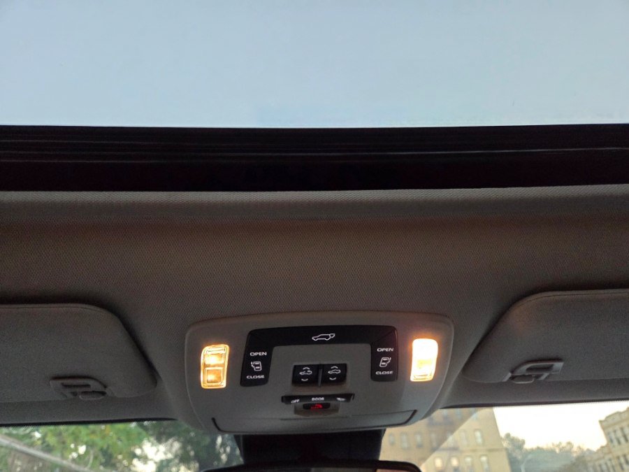Used 2025 Toyota Sienna XLE FWD image 3