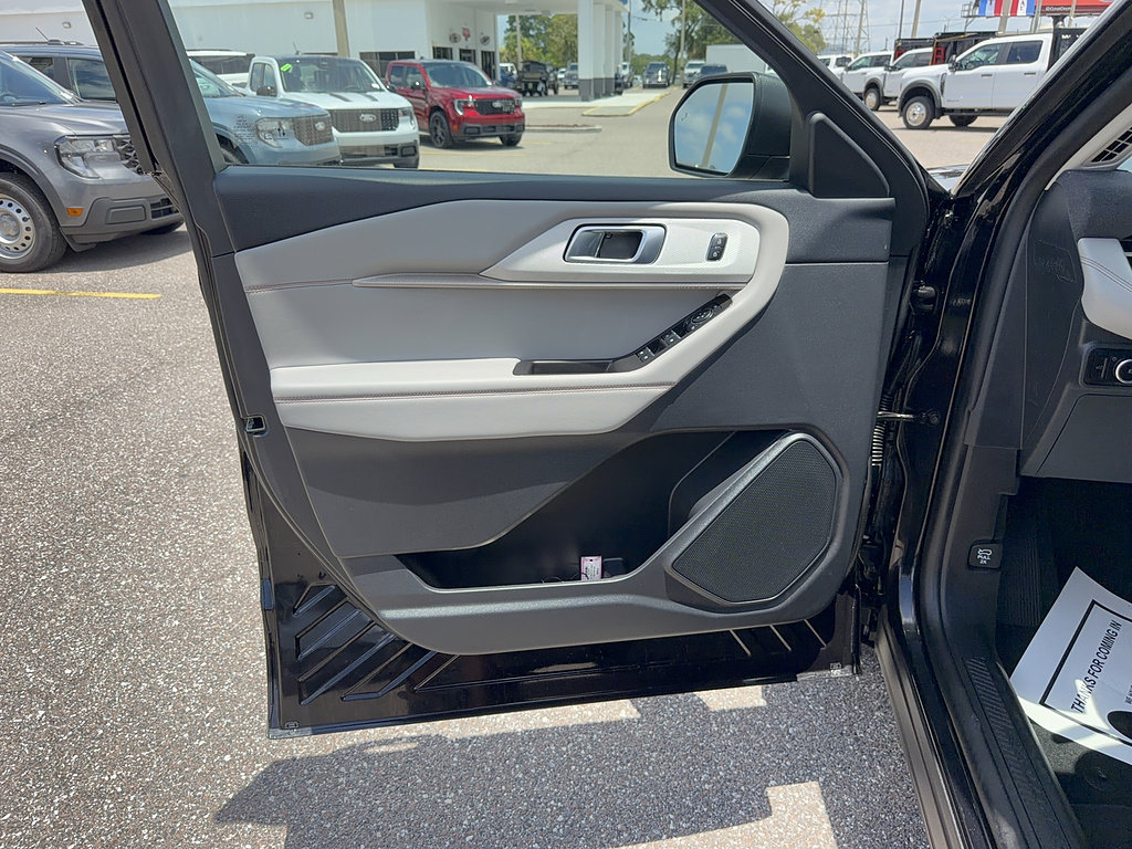 Certified 2025 Ford Explorer Active w/ Active Comfort Package AWD/4WD image 8
