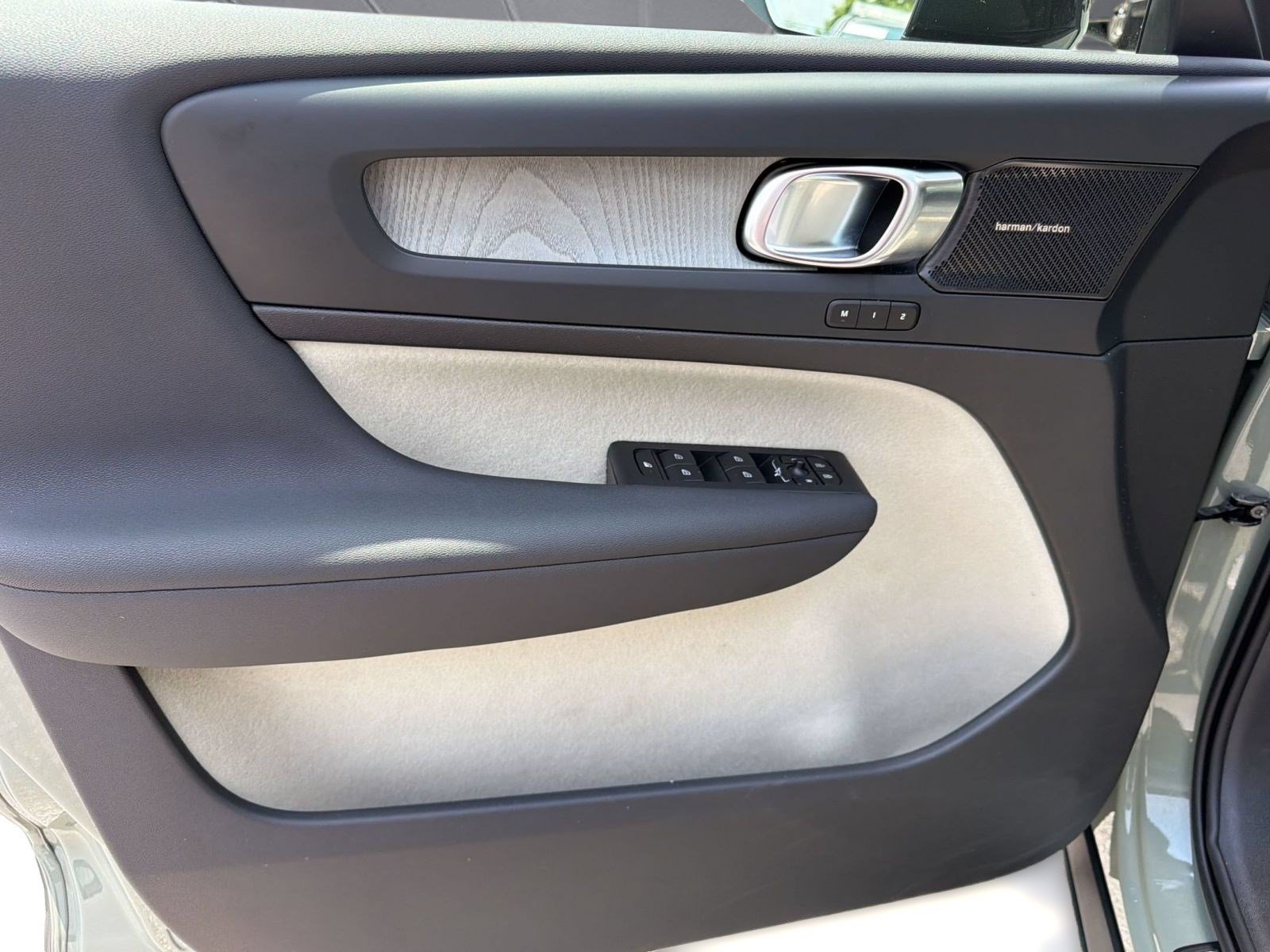 Certified 2023 Volvo XC40 B5 Ultimate w/ Protection Package Premier AWD/4WD image 13
