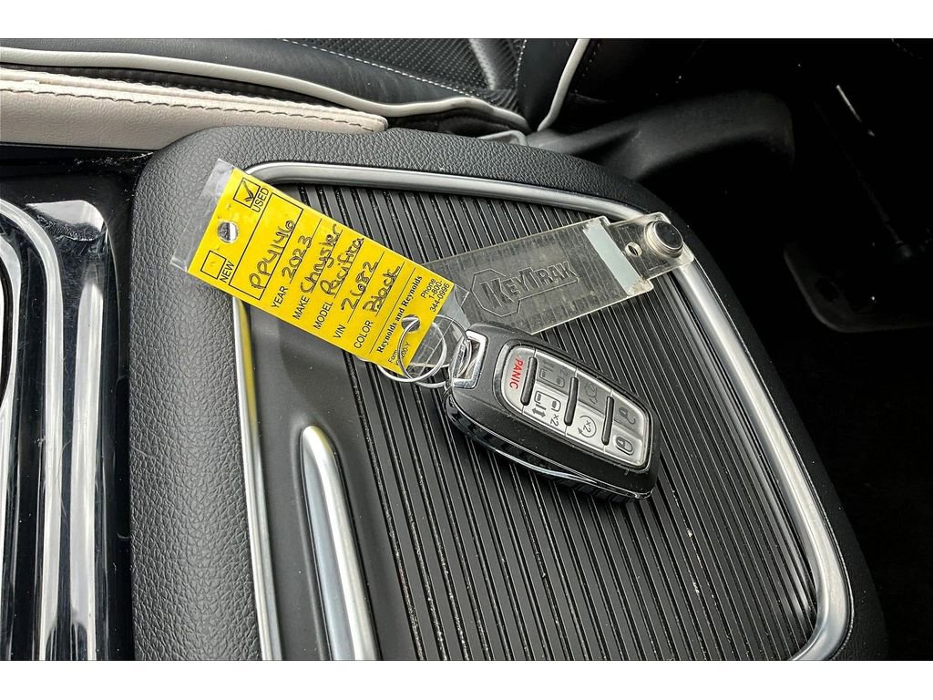 Used 2023 Chrysler Pacifica Limited image 11
