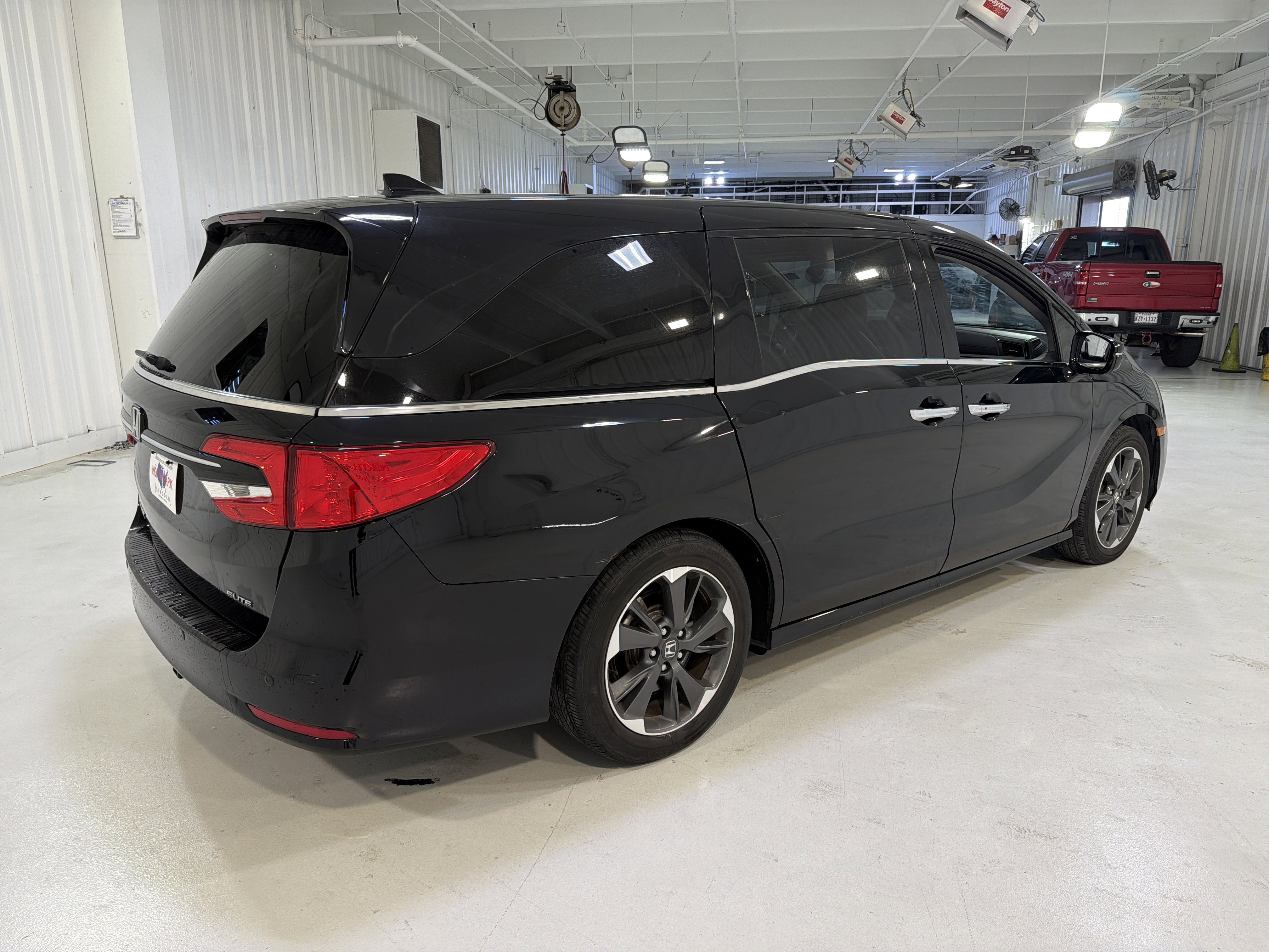 Used 2023 Honda Odyssey Elite image 5