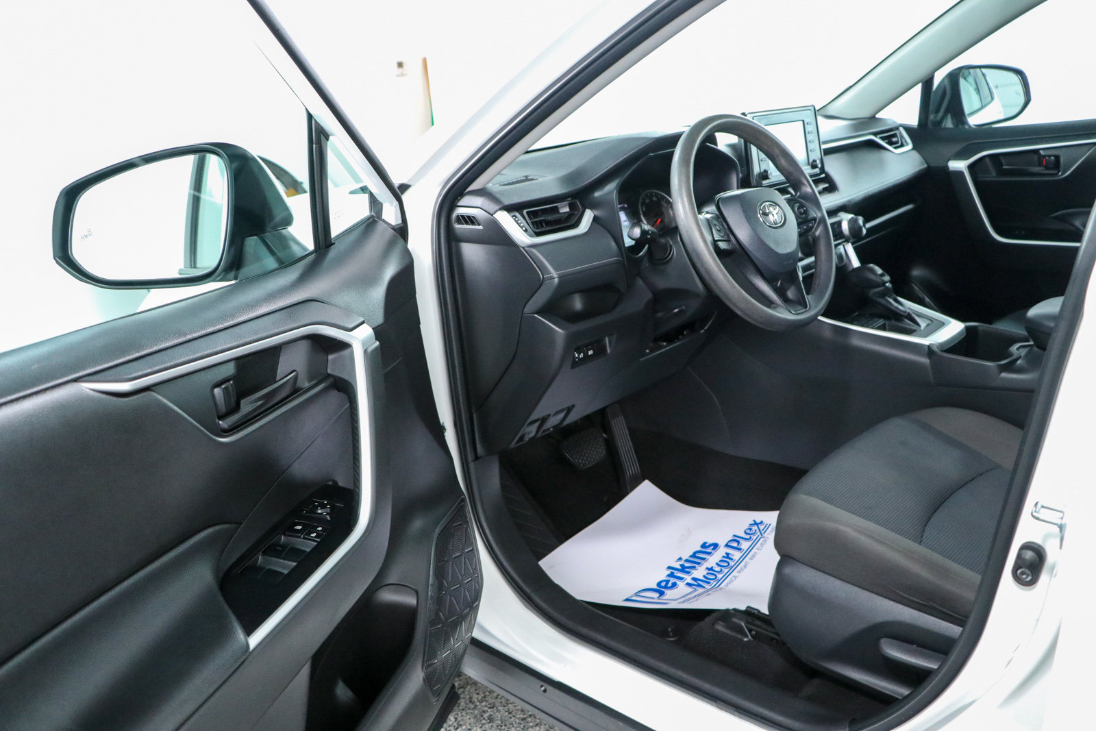 Used 2022 Toyota RAV4 LE FWD image 3