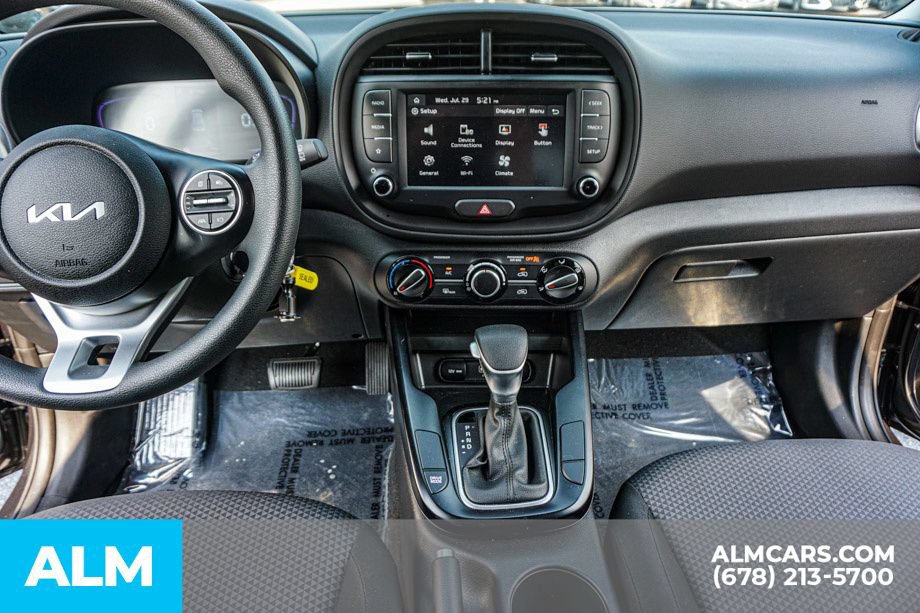 Used 2025 Kia Soul LX w/ LX Technology Package FWD image 38