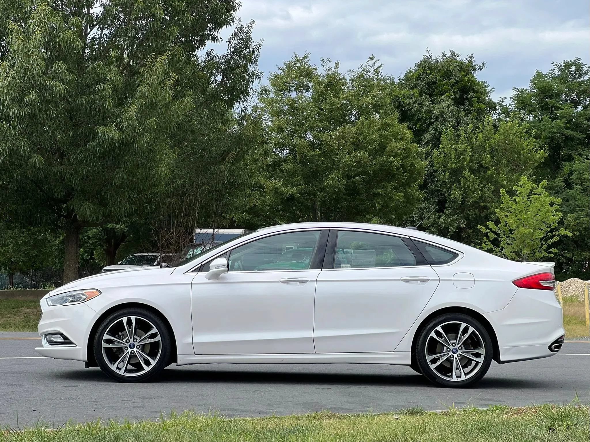 Used 2017 Ford Fusion Titanium AWD/4WD image 2