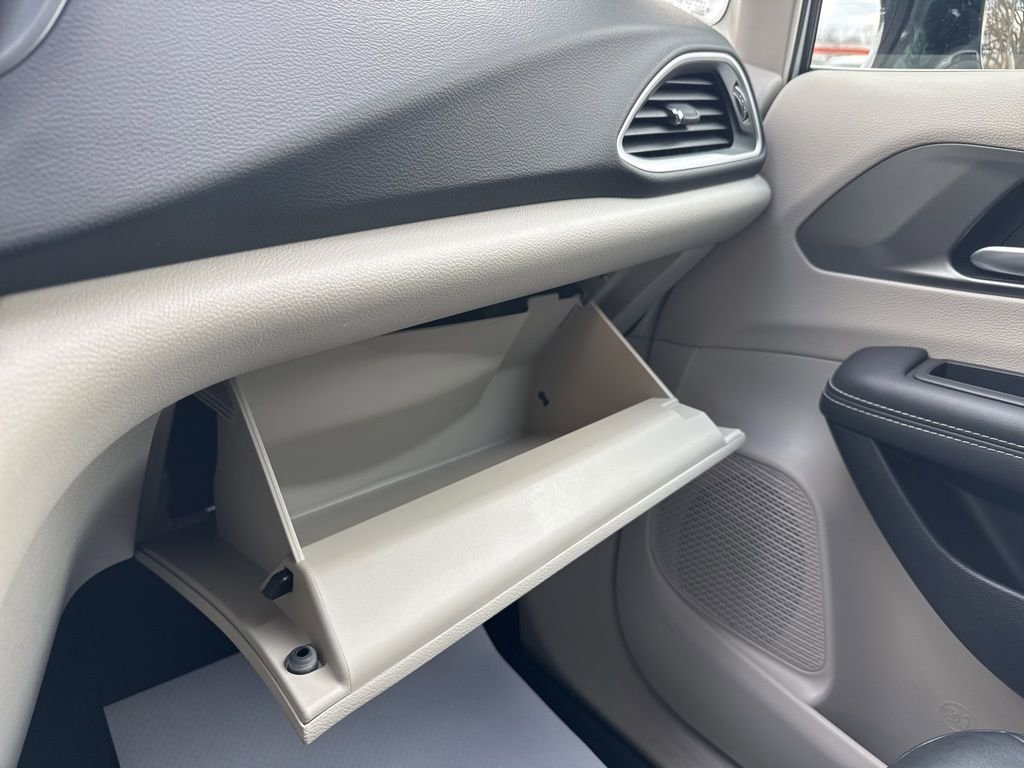 Used 2024 Chrysler Pacifica Touring-L image 24