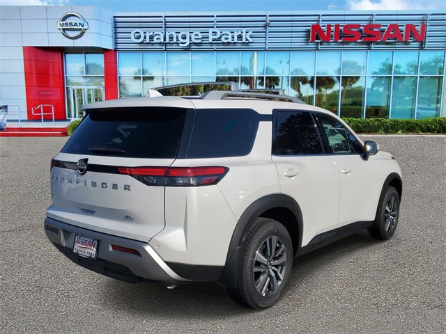 New 2025 Nissan Pathfinder SL image 2