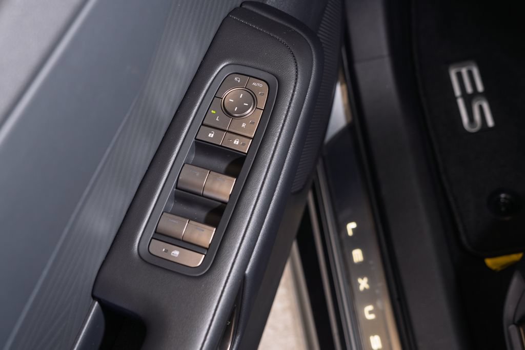 New 2026 Lexus ES 350e FWD image 30