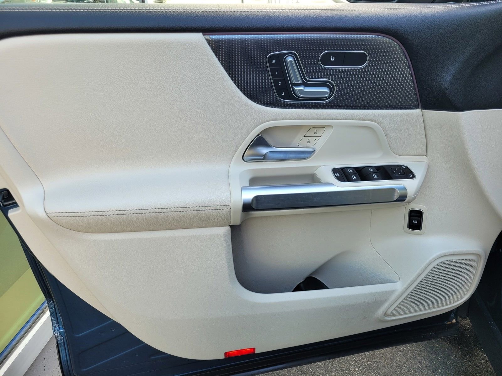 Used 2021 Mercedes-Benz GLB 250 4MATIC image 16