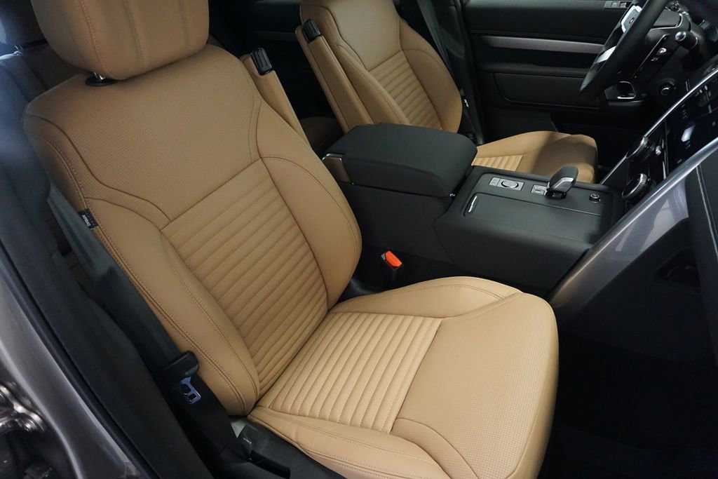 New 2025 Land Rover Discovery Dynamic SE image 24