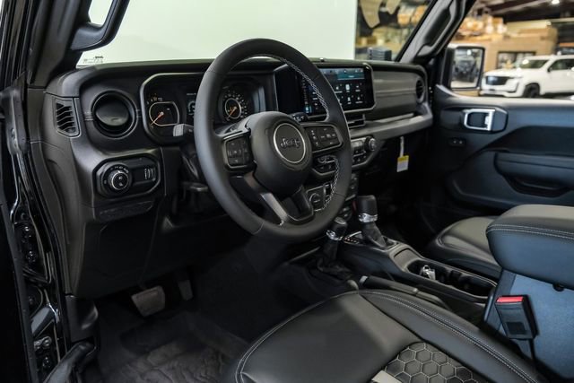 Used 2025 Jeep Gladiator Sport AWD/4WD image 11