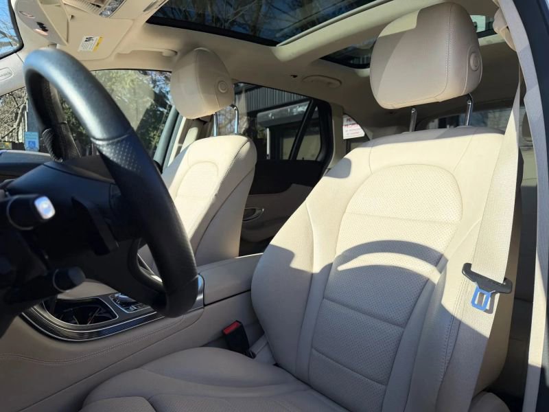 Used 2018 Mercedes-Benz GLC 300 4MATIC image 12