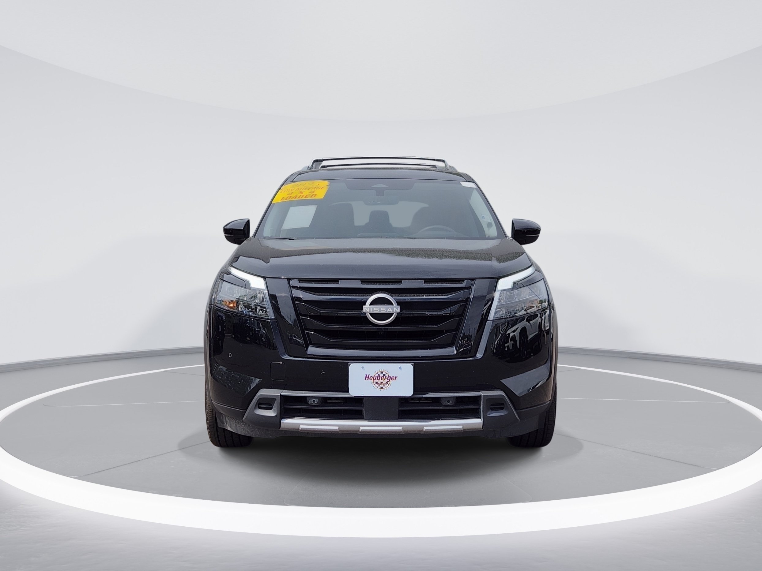 Used 2025 Nissan Pathfinder Platinum w/ Black Appearance Package AWD/4WD image 2