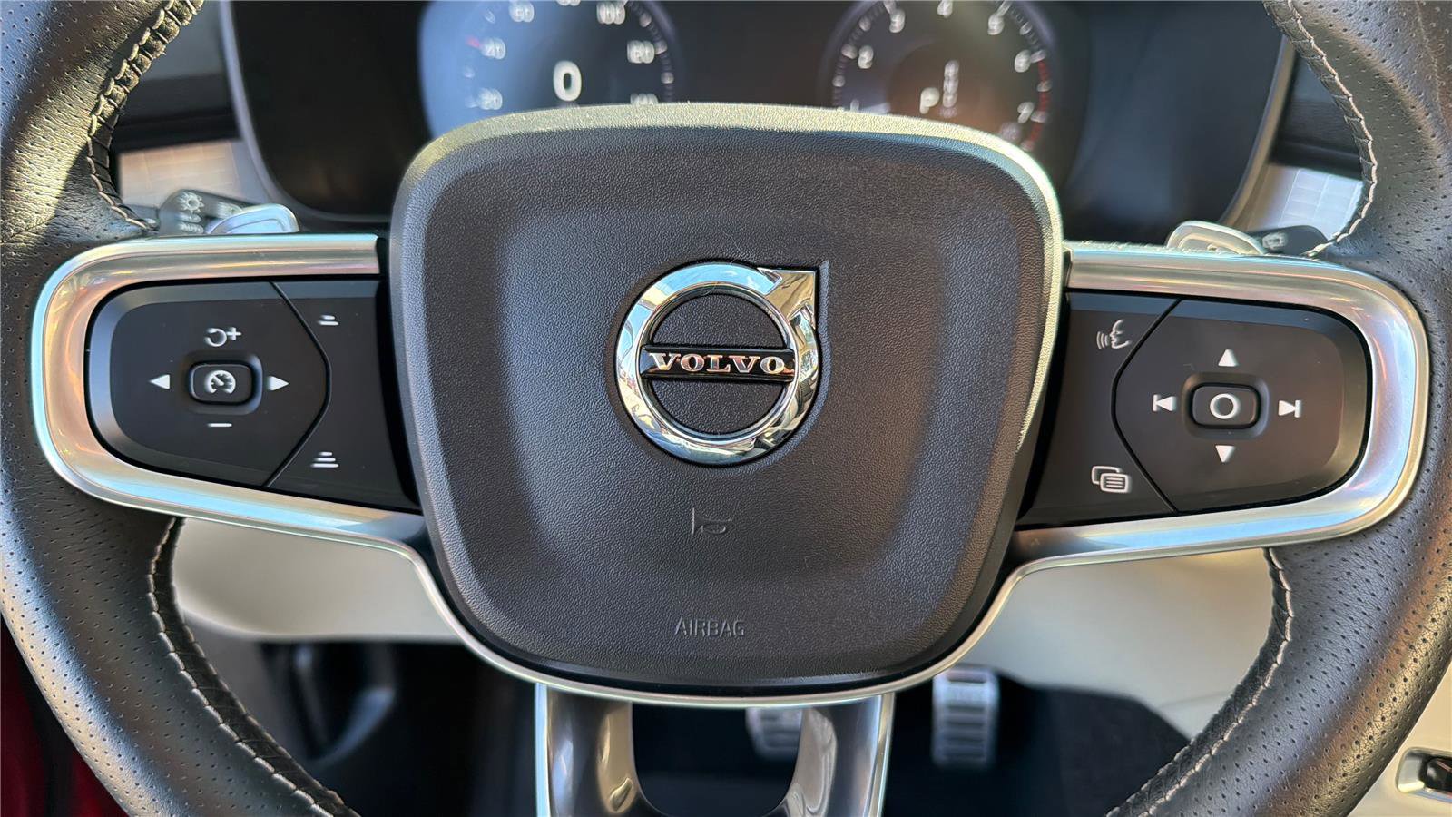 Used 2019 Volvo XC40 T5 Momentum image 9