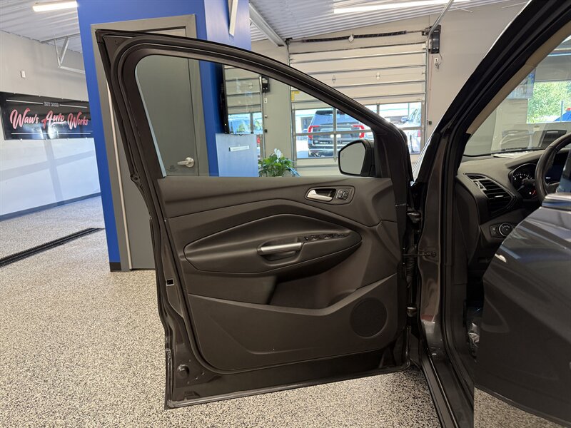 Used 2019 Ford Escape Titanium AWD/4WD image 18