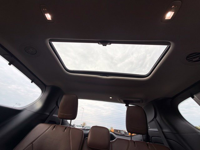 Used 2017 Chrysler Pacifica Limited FWD image 19