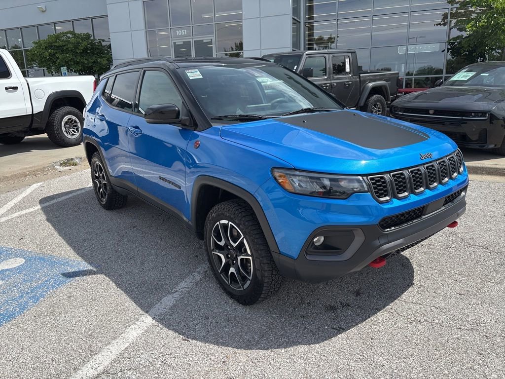 Used 2025 Jeep Compass Trailhawk AWD/4WD image 3