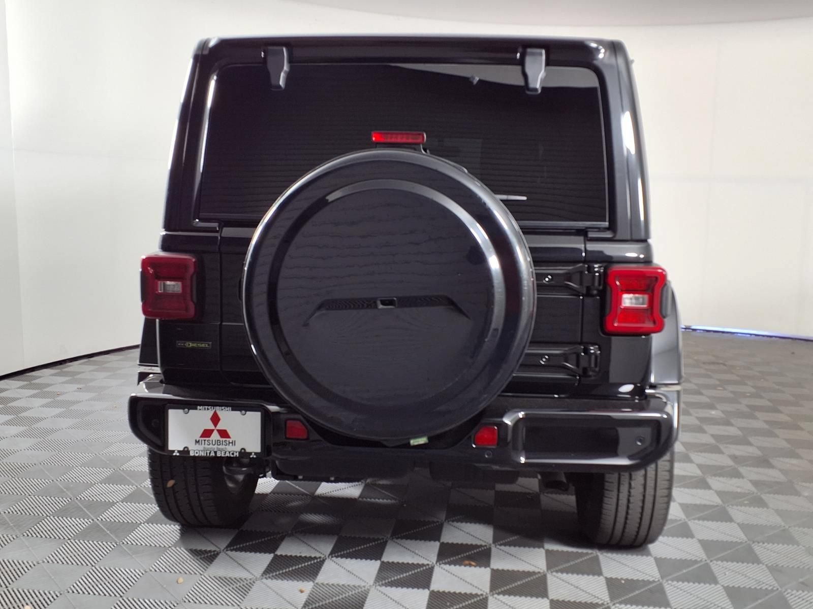 Used 2022 Jeep Wrangler Unlimited Sahara AWD/4WD image 6