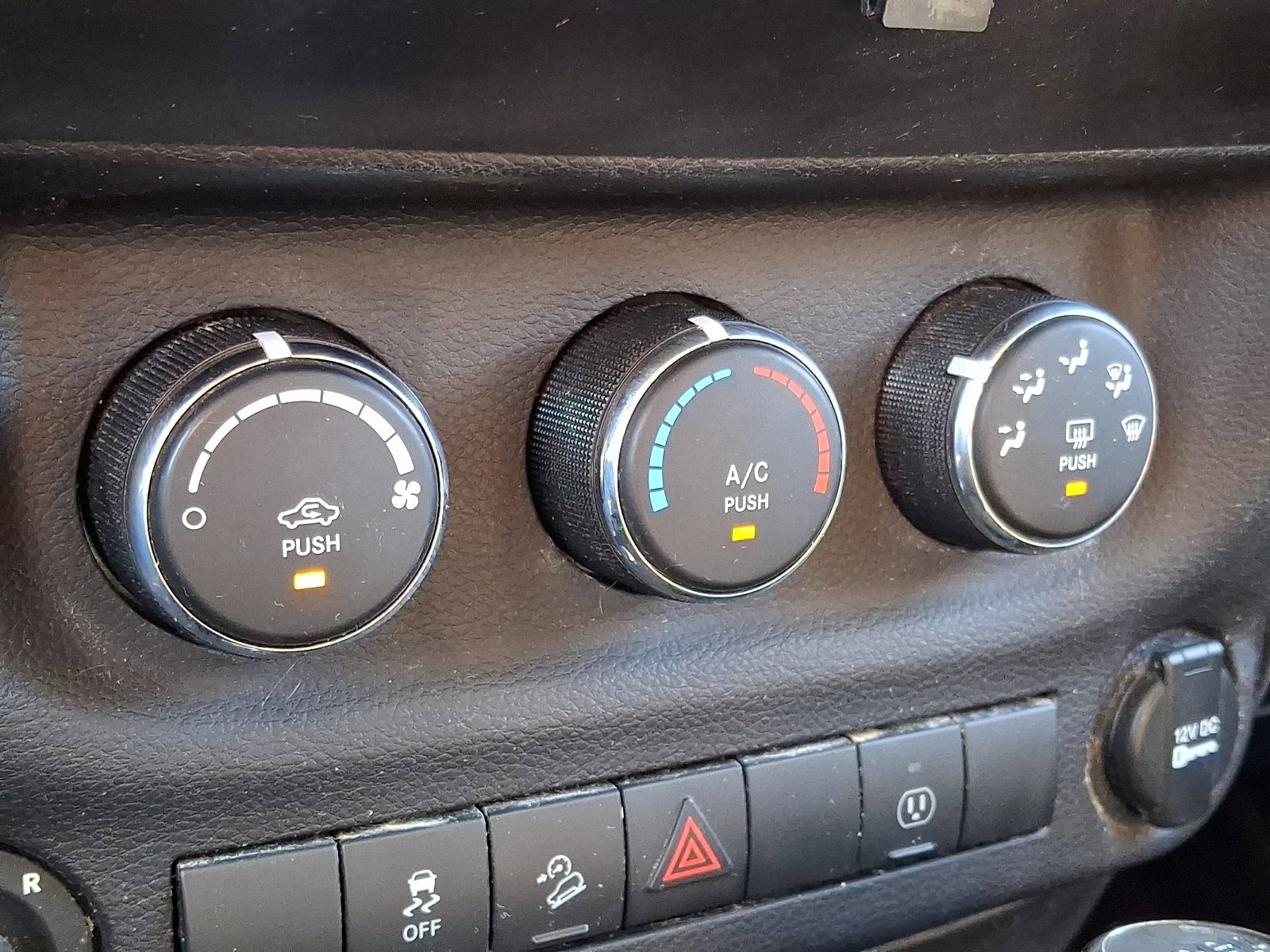 Used 2013 Jeep Wrangler Unlimited Sahara w/ Connectivity Group AWD/4WD image 15