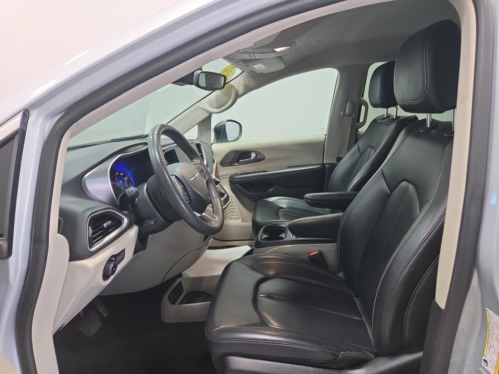 Used 2023 Chrysler Pacifica Touring-L FWD image 2