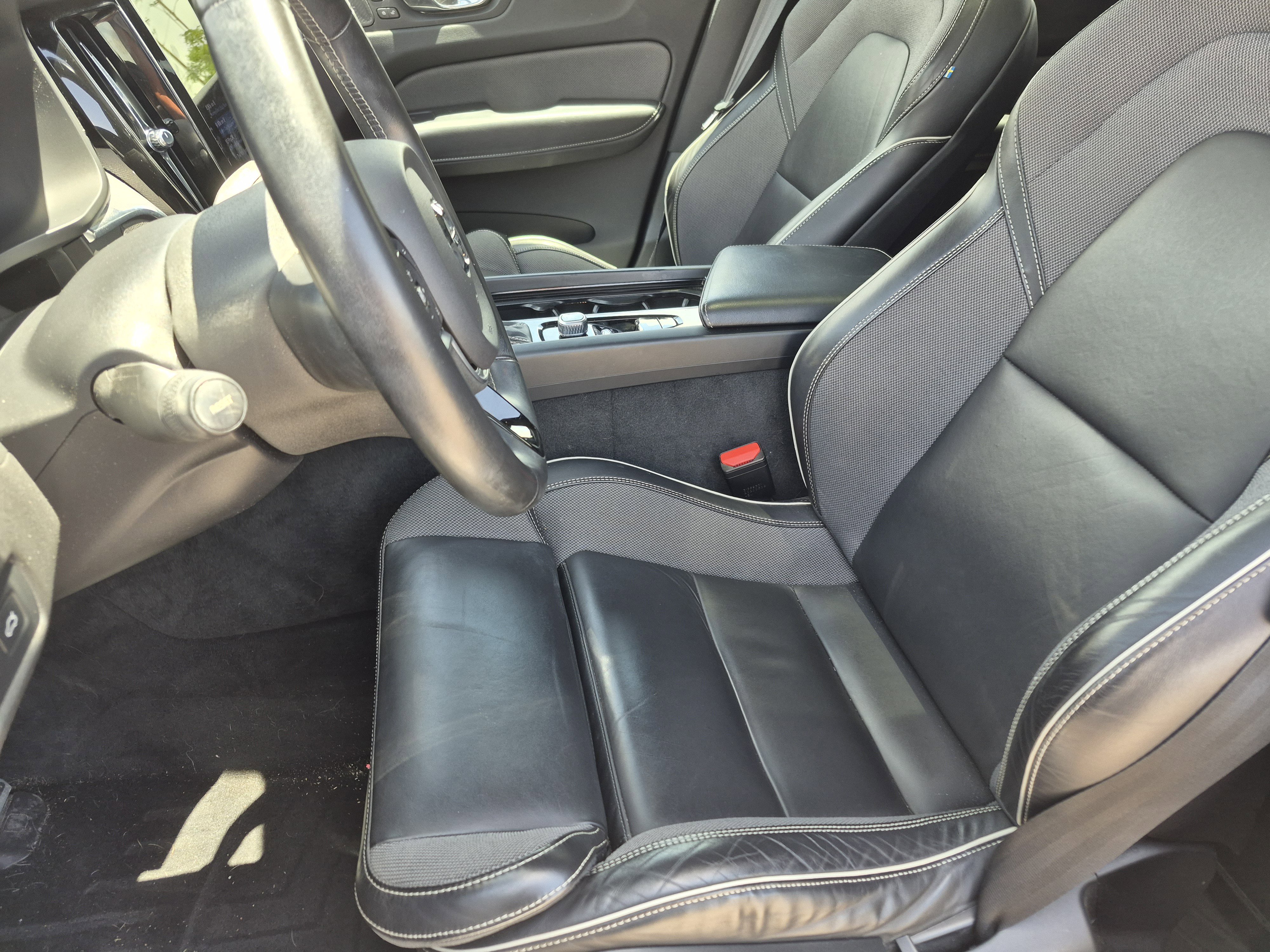 Used 2021 Volvo XC60 T5 R-Design AWD/4WD image 16